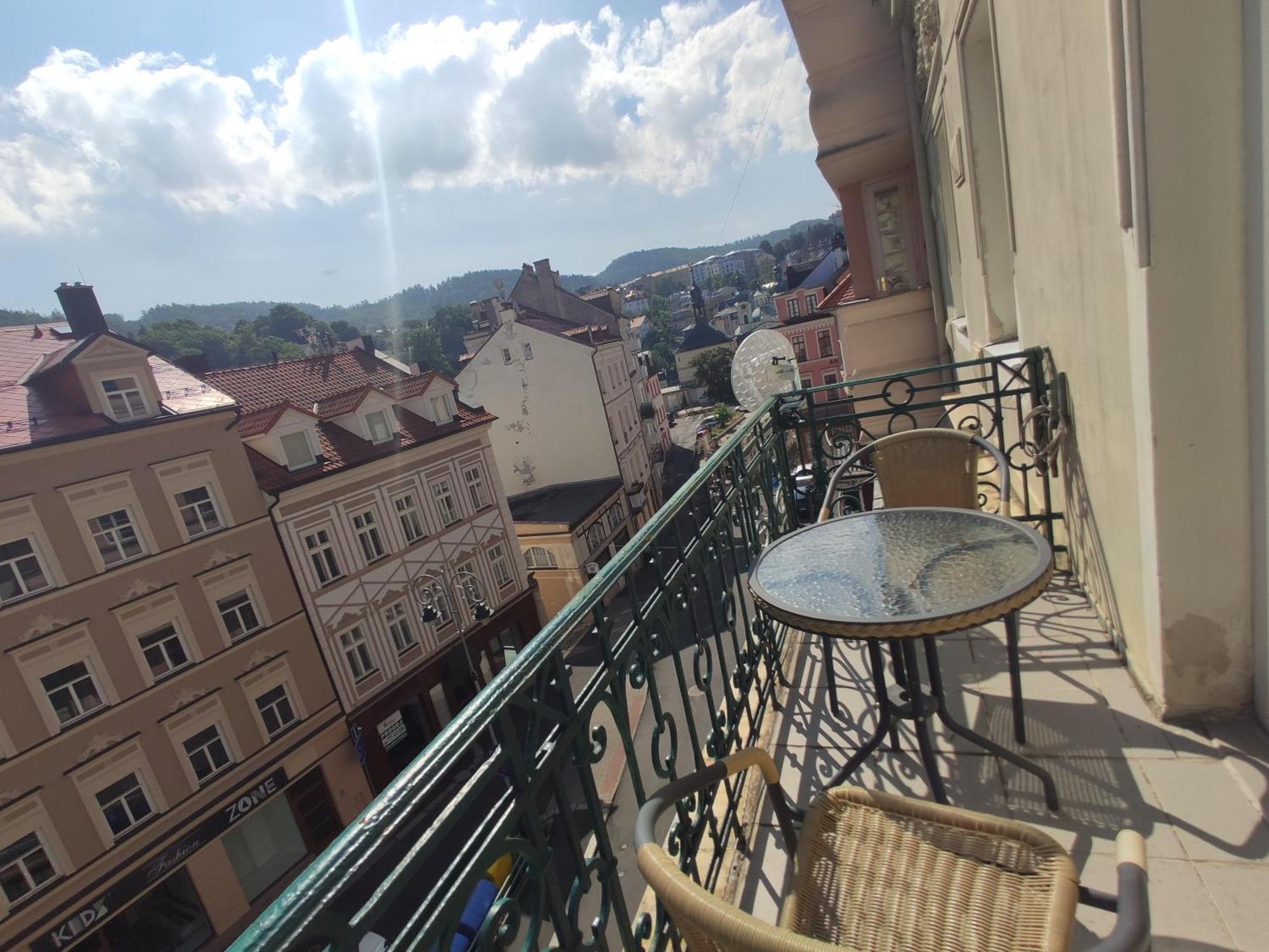 Apartman 63M2 S Balkonem V Lazenskem Centru 카를로비바리 외부 사진